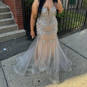 COPY - Hi! I’m selling my Prom dress, i only wore it once.